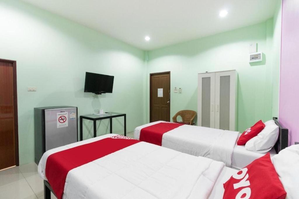 Oyo 1163 Eden Hostel Пхукет Экстерьер фото