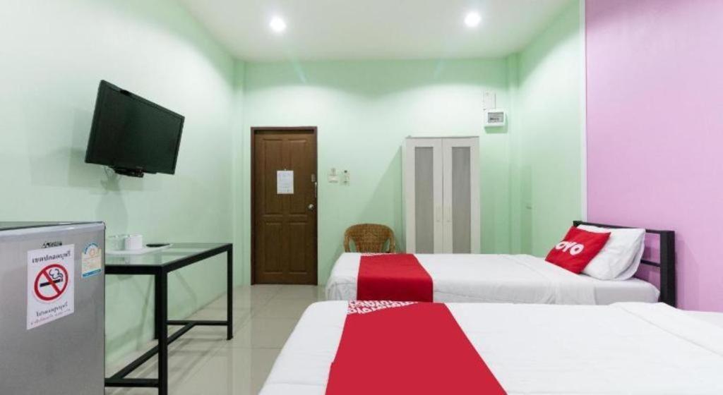 Oyo 1163 Eden Hostel Пхукет Экстерьер фото