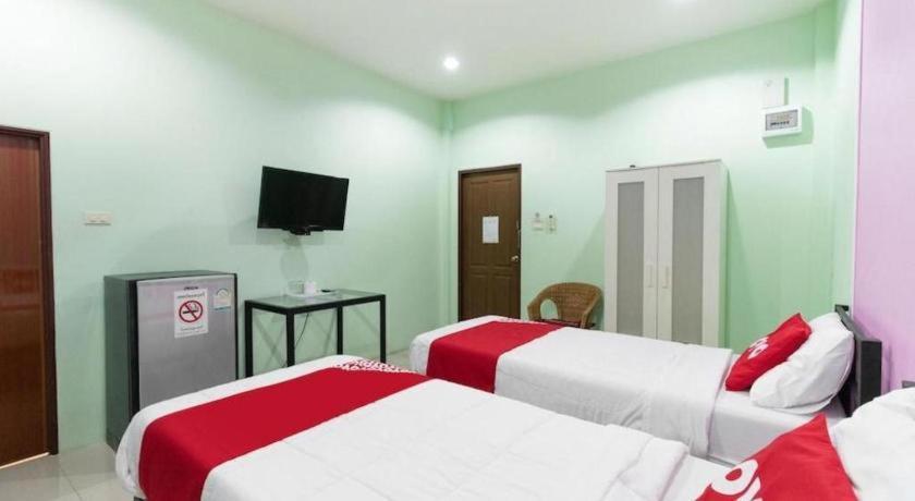Oyo 1163 Eden Hostel Пхукет Экстерьер фото
